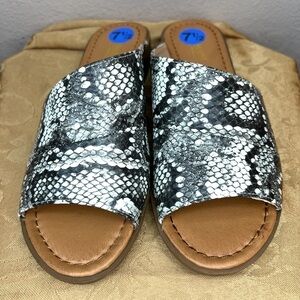 7.5 Catherine Malandrino Black & White Faux Snake Skin Slip On Sandals